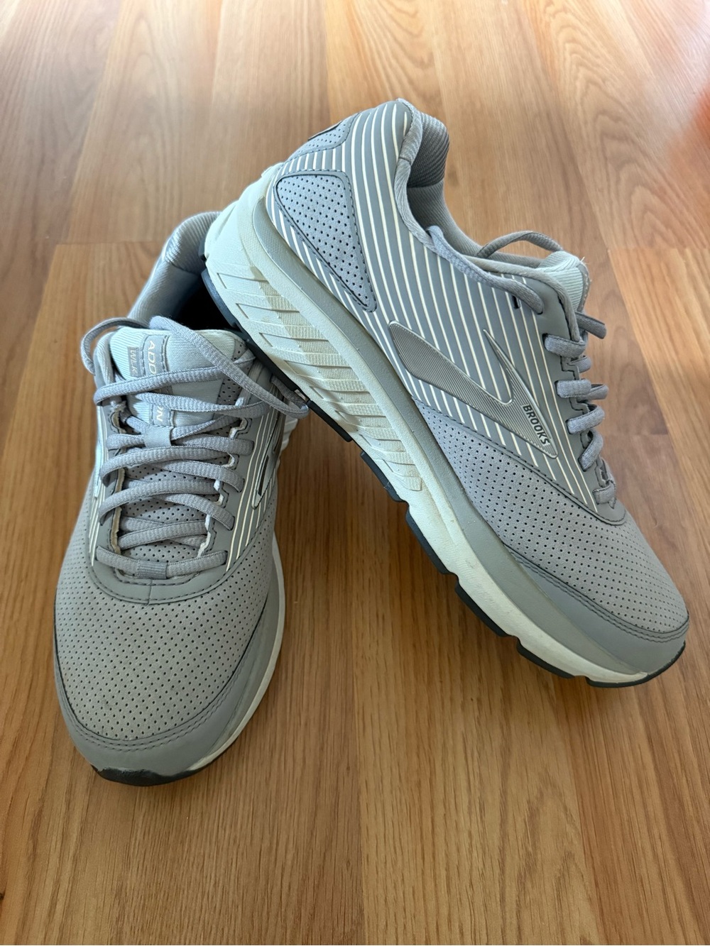 Brooks running Addiction Walker suede comfortable walking shoes for women sz 9